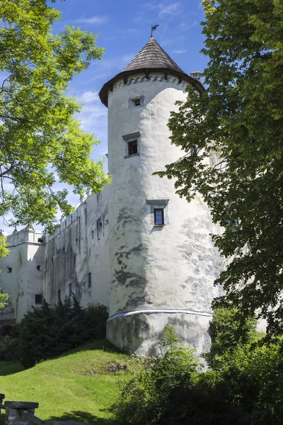 NIEDZICA, POLONIA - 21 DE JUNIO: Castillo medieval en Niedzica, Polonia — Foto de Stock