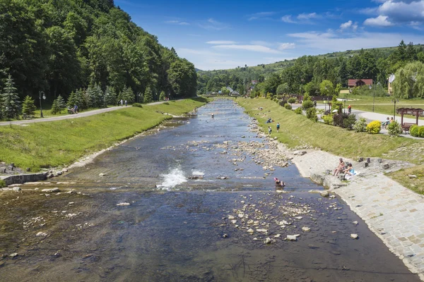 SZCZAWNICA - 21 GIUGNO: Passeggiata lungo il fiume Szczawnica — Foto Stock