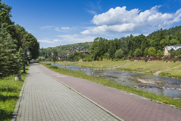 Szczawnica - 21 juni: Strandpromenaden längs en flod Szczawnica by — Stockfoto