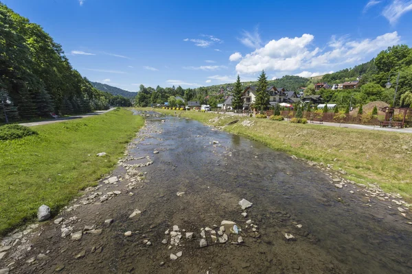 SZCZAWNICA - 21 GIUGNO: Passeggiata lungo il fiume Szczawnica — Foto Stock