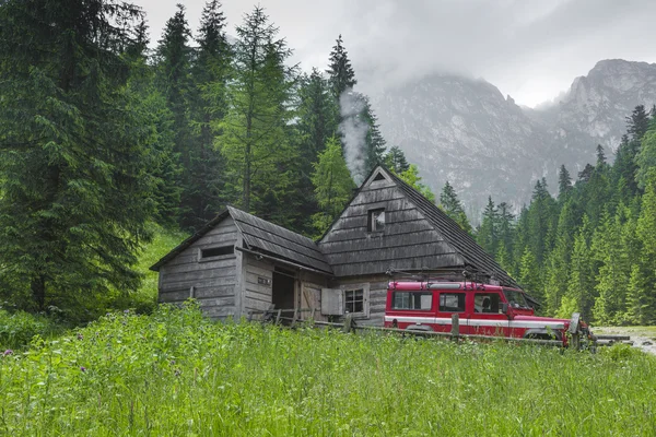 TATRA, POLÓNIA - JUNHO 22: Casa de abrigo de montanha em Tatra Mounta — Fotografia de Stock