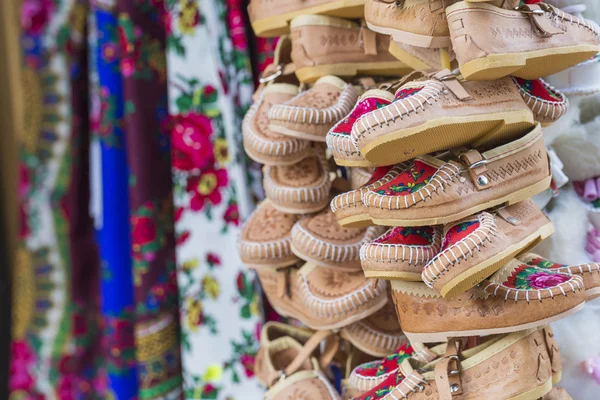 Bottes de montagne traditionnelles en cuir poli pour enfants appelées 'k — Photo