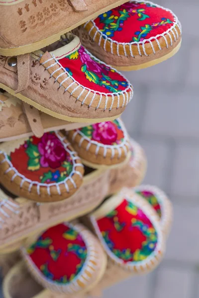Tradizionali stivali da montagna in pelle lucida per bambini chiamati 'k — Foto Stock