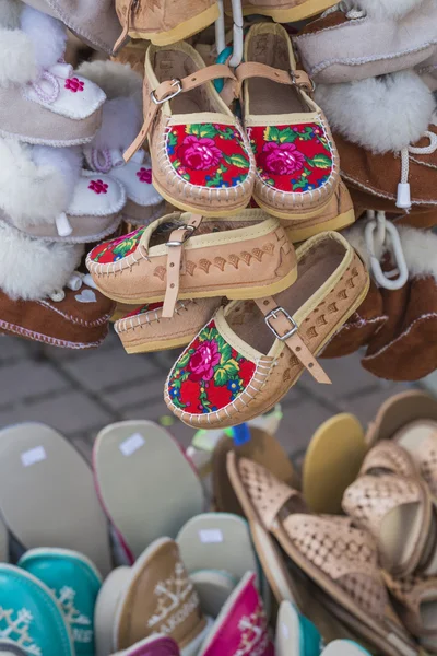 Традиционные польские кожаные горные сапоги для детей под названием "К" — стоковое фото
