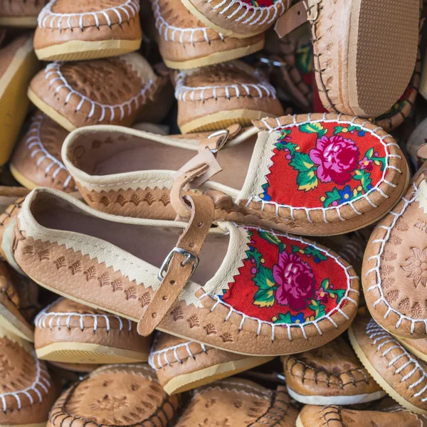 Botas de montaña tradicionales de cuero pulido para niños llamadas 'k —  Fotos de Stock