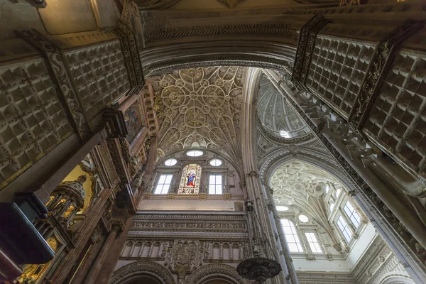 КОРДОБА - ИСПАНИЯ - ИЮНЬ 10 ИЮНЯ 2016: Cathedral White Ceiling Dome M — стоковое фото