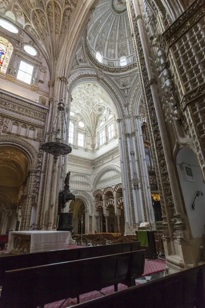 Cordoba - Hiszpania - 10 czerwca 2016: Katedra biały sufit Dome M — Zdjęcie stockowe