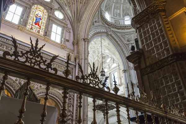 科尔多巴-西班牙-2016 年 6 月 10 日 ︰ 大教堂的白色天花板圆顶 M — 图库照片