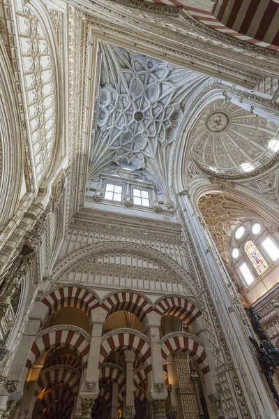 Cordoba - Spanje - 10 juni 2016: Kathedraal wit plafond Dome M — Stockfoto