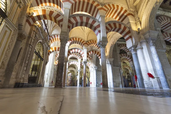 Кордові - Іспанія - 10 червня 2016: арки стовпи Mezquita Cordoba — стокове фото