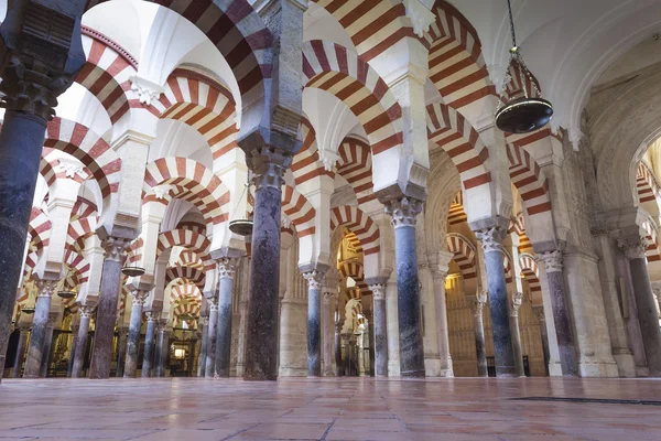 Cordoba - Spanyolország - 2016. június 10.: ívek oszlopok Mezquita Cordoba — Stock Fotó