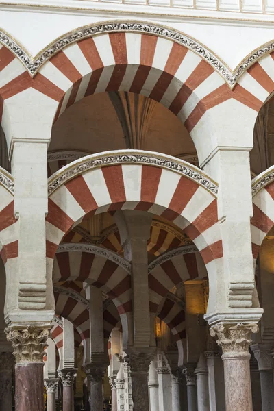Cordoba - Hiszpania - 10 czerwca 2016: łuki filarów meczetu Mezquita Cordoba — Zdjęcie stockowe