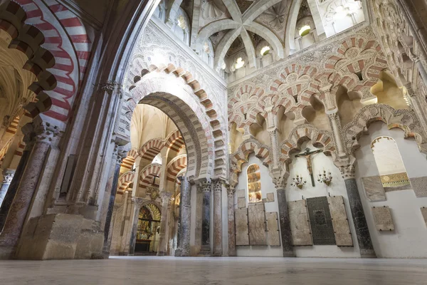 CORDOBA - SPAGNA - 10 GIUGNO 2016: Pilastri archi Mezquita Cordoba — Foto Stock
