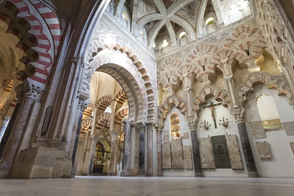 CORDOBA - ESPANHA - JUNHO 10, 2016: Pilares de Arcos Mezquita Córdoba — Fotografia de Stock