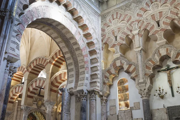 Cordoba - Španělsko - 10 červen 2016: oblouky, sloupy Mezquita Córdoba — Stock fotografie
