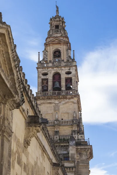 Cordoba - Hiszpania - 10 czerwca 2016: Stary Torre del Alminar Bell Tow — Zdjęcie stockowe