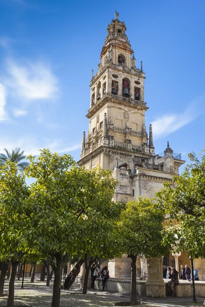 Cordoba - Spanje - 10 juni 2016: Oude Torre del Alminar Bell Tow — Stockfoto