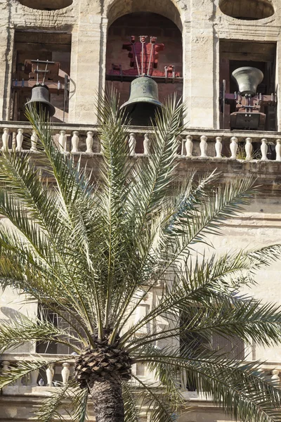 Cordoba - spanien - 10. juni 2016: alter torre del alminar glockenschlepper — Stockfoto