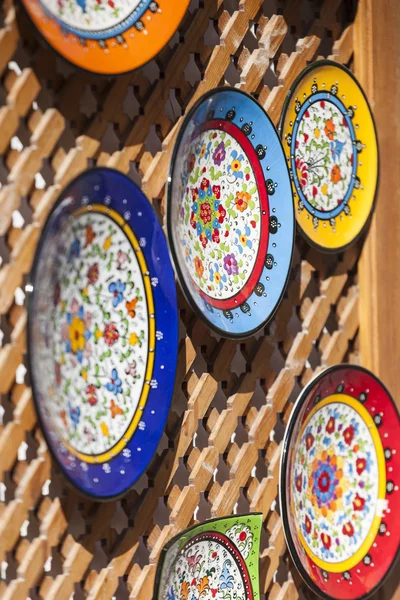 CORDOBA - SPAIN - JUNE 10, 2016 :Colorful ceramic spanish plates — Stock Photo, Image