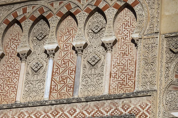 CORDOBA - ESPANHA - JUNHO 10, 2016: O detalhe do portal mudejar de — Fotografia de Stock