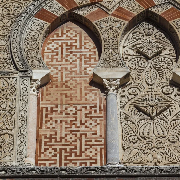 CORDOBA - ESPANHA - JUNHO 10, 2016: O detalhe do portal mudejar de — Fotografia de Stock