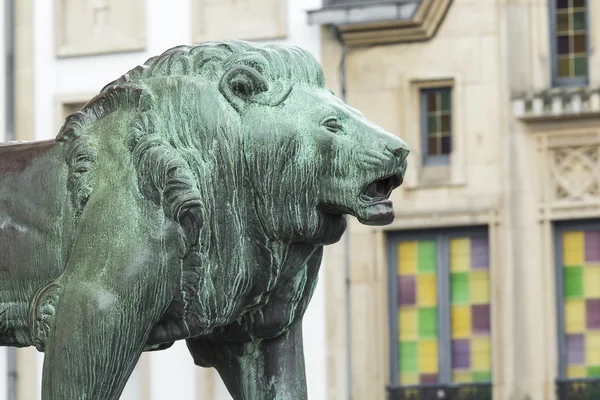 Luxemburg stad - Luxemburg - 01 juli 2016: Standbeeld van Leeuw. — Stockfoto