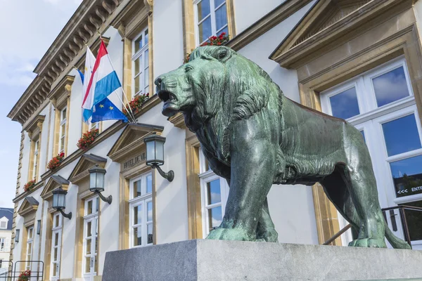 CIDADE DO LUXEMBURGO - LUXEMBURGO - JULHO 01, 2016: Estátua do Leão . — Fotografia de Stock