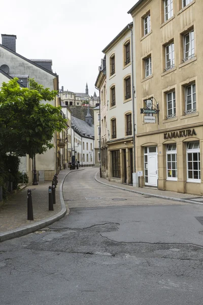 Luxemburg stad - Luxemburg - 30 juni 2016: Smalle middeleeuwse st — Stockfoto