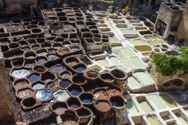 Fez, Fas - 10 Haziran. 2016: Chouwara Tabakhane işçi