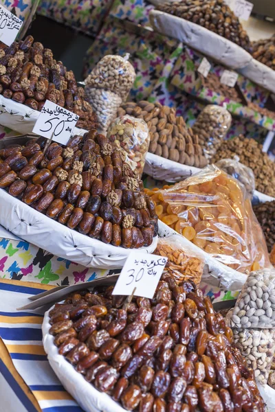 Noten en gedroogde vruchten te koop in de souk van Fez, Marokko — Stockfoto