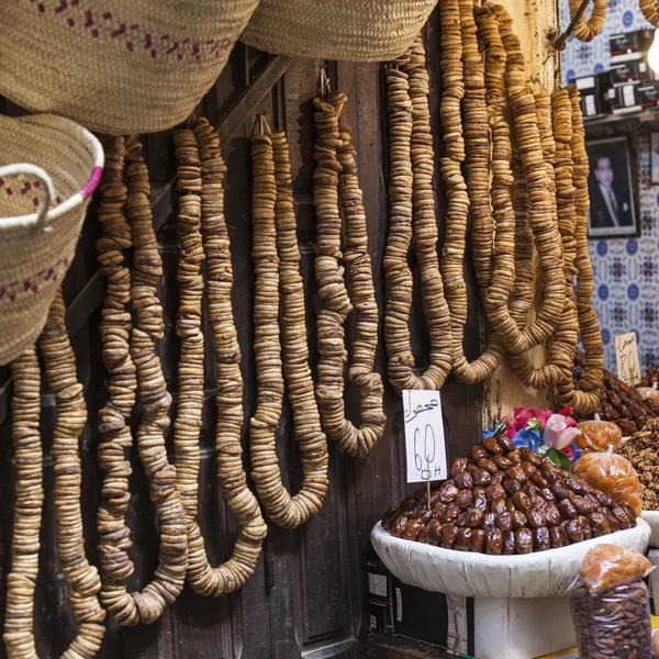 Nozes e frutas secas para venda no souk de Fes, Marrocos — Fotografia de Stock