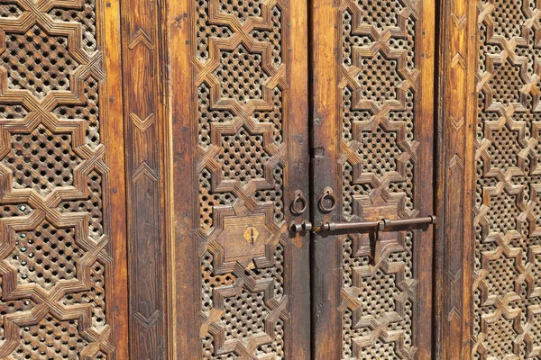 Hermosa puerta de madera tallada a mano en Marrakech, Marruecos —  Fotos de Stock