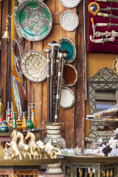 Tradisjonell suvenirbutikk i medinaen, Marokko – stockfoto