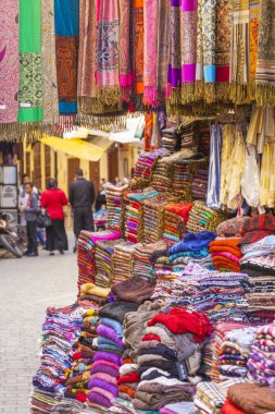 Renkli kumaşlar ve halılar E Medine bir sokakta Satılık