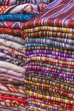 Renkli kumaşlar ve halılar E Medine bir sokakta Satılık