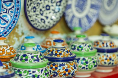 Fas piyasada (Çarşısı) F geleneksel seramik yelpazesi