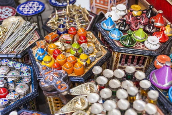 Auswahl traditioneller Keramik auf dem marokkanischen Markt (Souk) in — Stockfoto