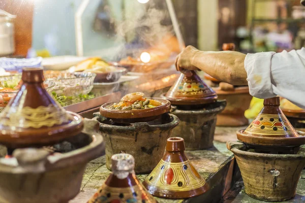 Selección de tajines marroquíes muy coloridos (cassero tradicional) — Foto de Stock