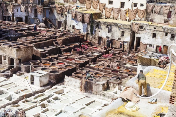 FEZ, MARRUECOS - 10 de junio. 2016: Trabajadores de la curtiduría Chouwara en — Foto de Stock