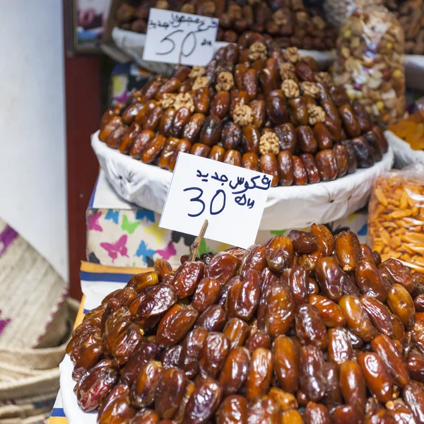 Selection of dry dates on a traditional Moroccan market (souk) i — Stock Photo, Image