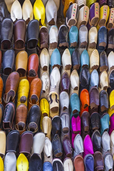 色彩缤纷的摩洛哥拖鞋，马拉喀什 — 图库照片
