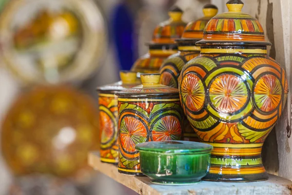 Sélection de céramiques traditionnelles sur le marché marocain (souk) en F — Photo