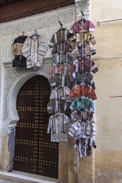 Pittoresca stradina nel souk di Fez medina (centro storico) con m — Foto Stock