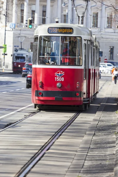 ВЕНА, АВСТРИЯ, ЕС - ИЮНЬ 05, 2016: Red old trolley car . — стоковое фото