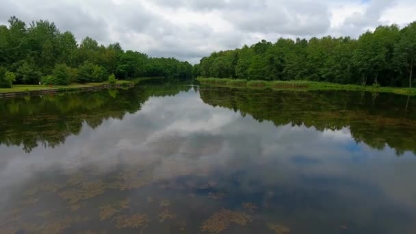 Ver lago polaco en día nublado . — Vídeo de stock