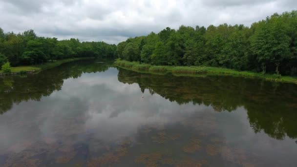 Vue du lac polonais par temps nuageux . — Video