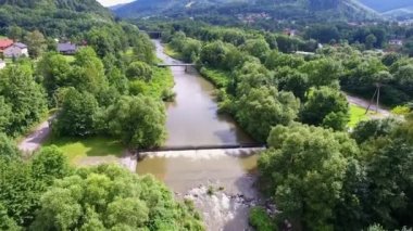 Dağ nehir yukarıdan nehir ve yeşil. Ustron. Polonya