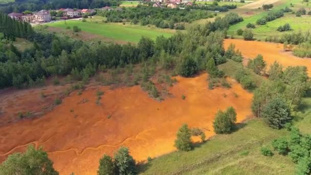 Stary naturalny zbiornik kwasu siarkowego pomarańczowy kolor w południowej części Polski. Widok z góry. — Wideo stockowe