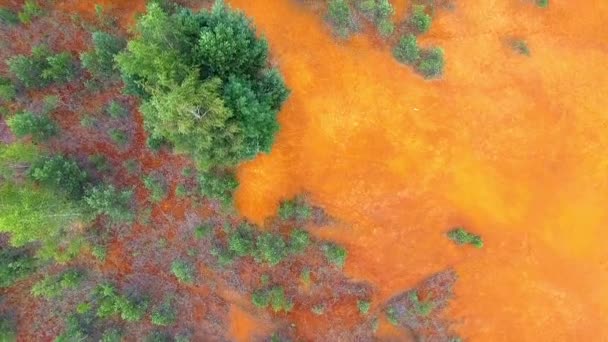 Alte Schwefelsäure natürliche Tank orange Farbe in Südpolen. Blick von oben. — Stockvideo