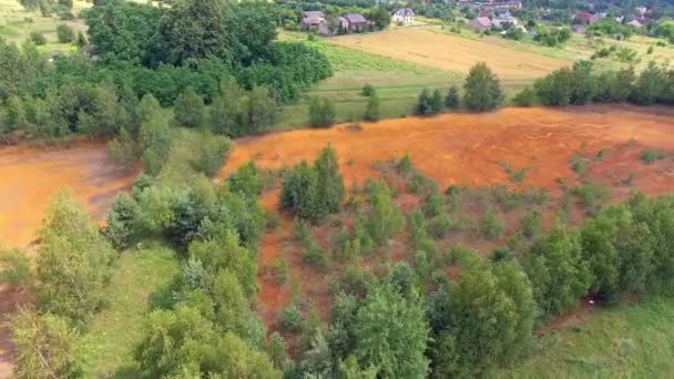 Stary naturalny zbiornik kwasu siarkowego pomarańczowy kolor w południowej części Polski. Widok z góry. — Wideo stockowe